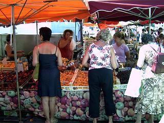 Frisches Obst-und Gemse auf dem Markt in Saint-Pierre